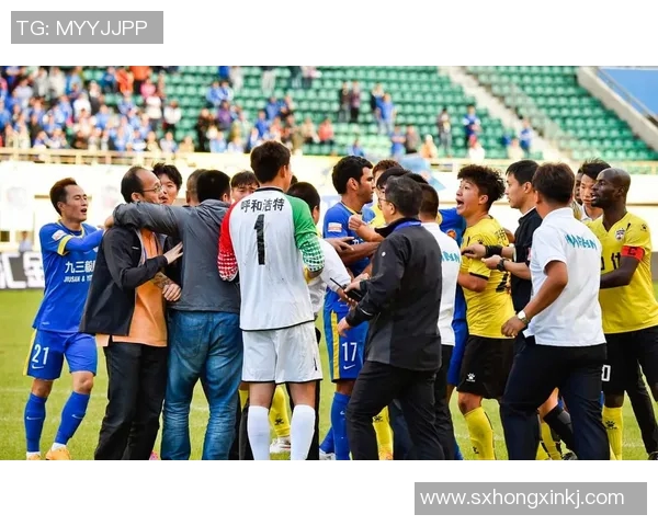 足球明星意外受伤现场视频曝光引发球迷热议与关注