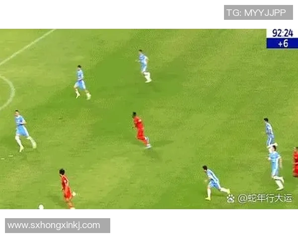 足球明星子女展现天赋打球视频引发热议与关注